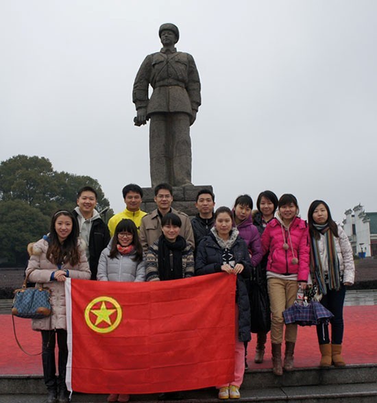 “学雷锋，献爱心”——中国共产主义青年团华体会平台-华体会(中国)一站式服务平台
发展集团股份有限公司委员会开展慰问贫困学生助学活动